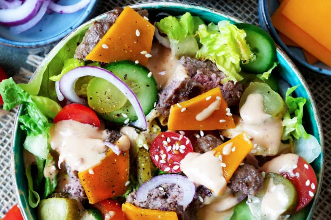 Gesunde Burger Bowl – Das schnelle Low-Carb Abendessen für die ganze Familie