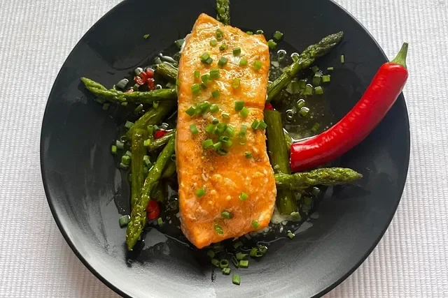 Grüner Spargel mit Zitronenbutter