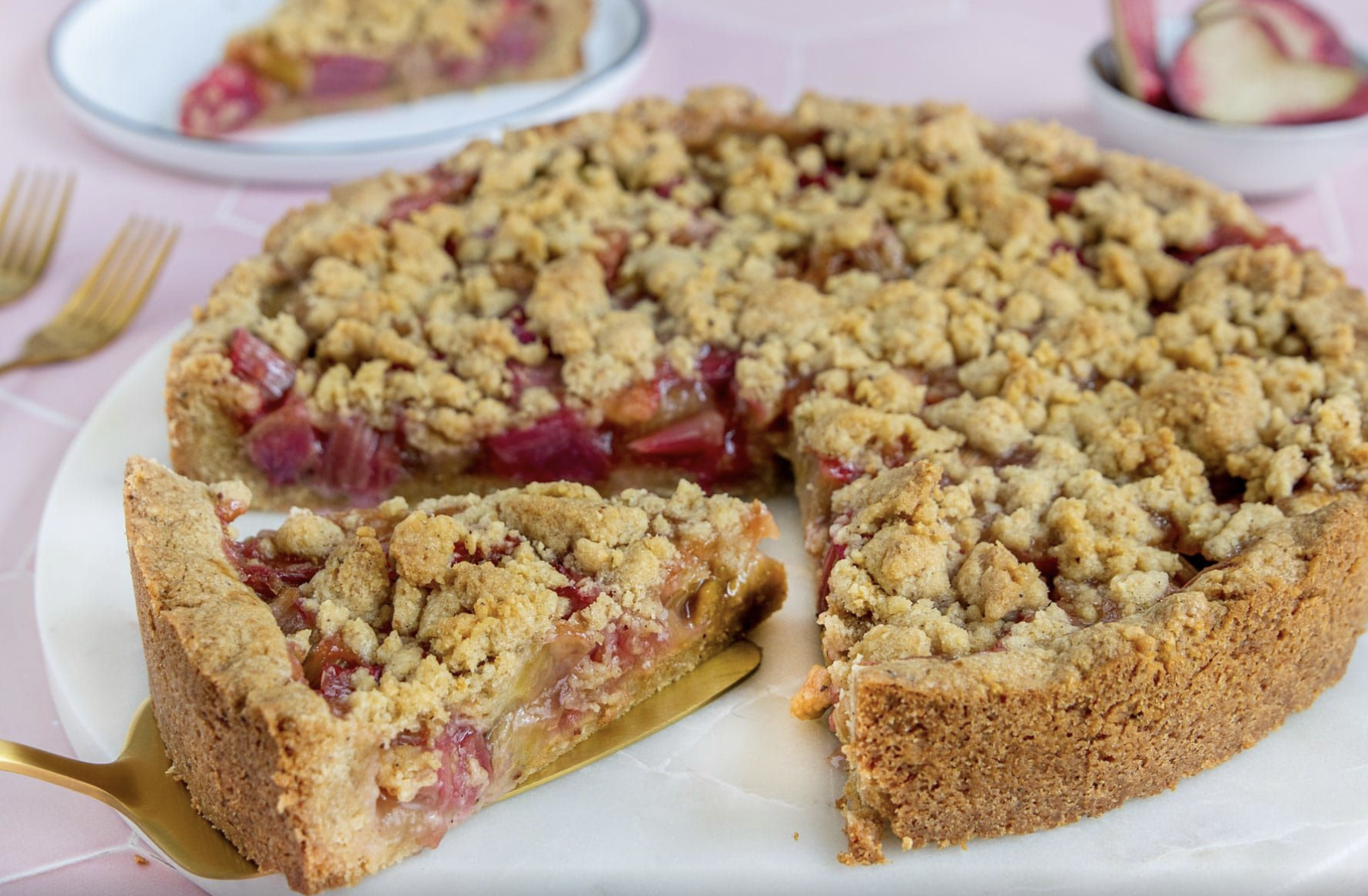 Einfaches Rezept für Rhabarberkuchen mit Streusel. Ein schneller und gelingsicherer Rhabarber Streuselkuchen für jeden Tag.