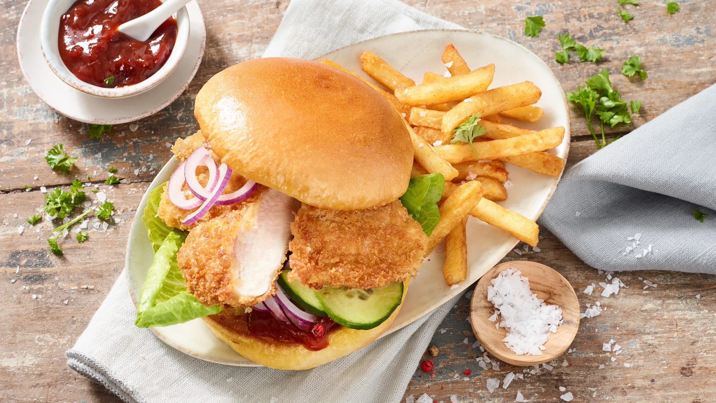 Saftige BBQ Chicken Cheeseburger mit knusprigen Pommes