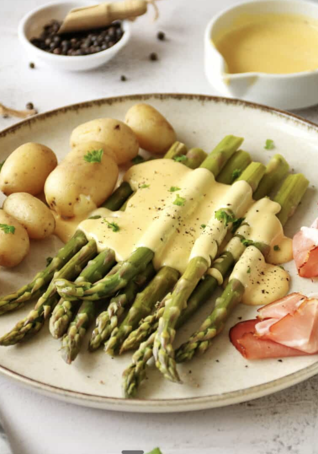 Spargel zwei Wege – Weiß mit Hollandaise & Grün mit Parmesan